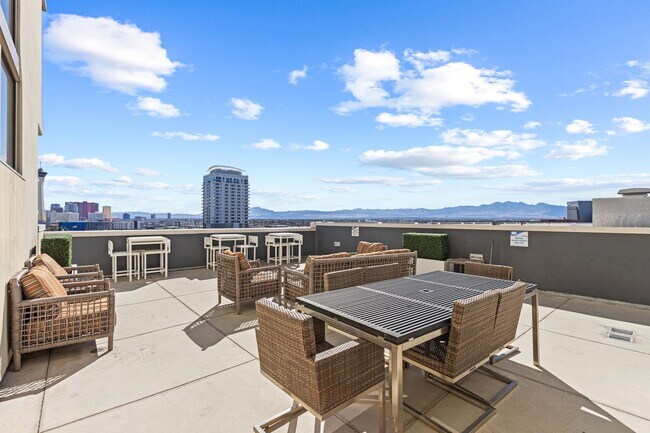 Building Photo - Furnished Juhl Condo w/ Balcony & City Views