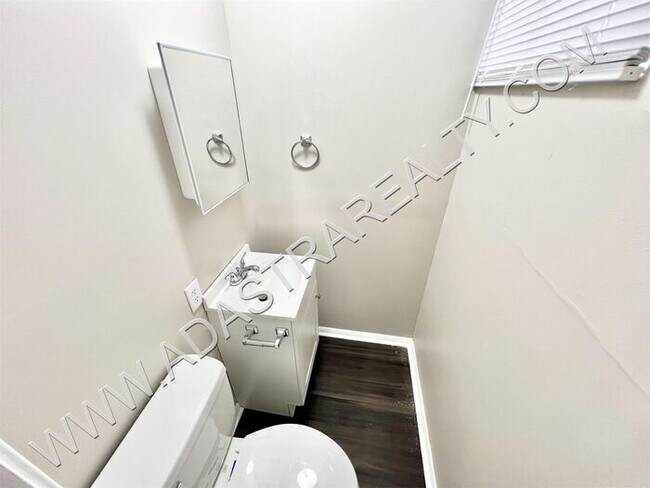 Building Photo - Beautiful 4 Bed Duplex in Independence-Ava...