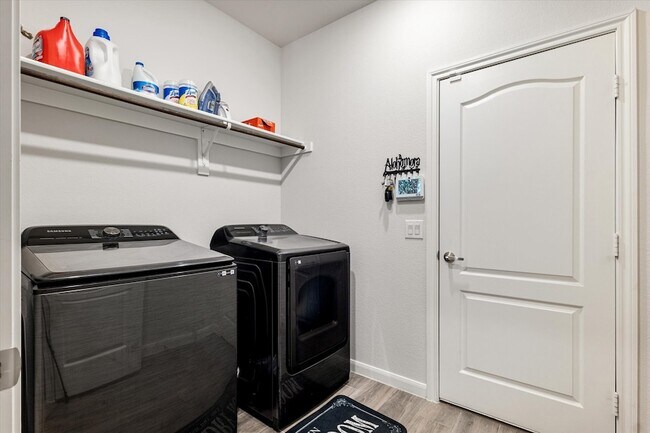 Building Photo - 3225 Sioux Trl