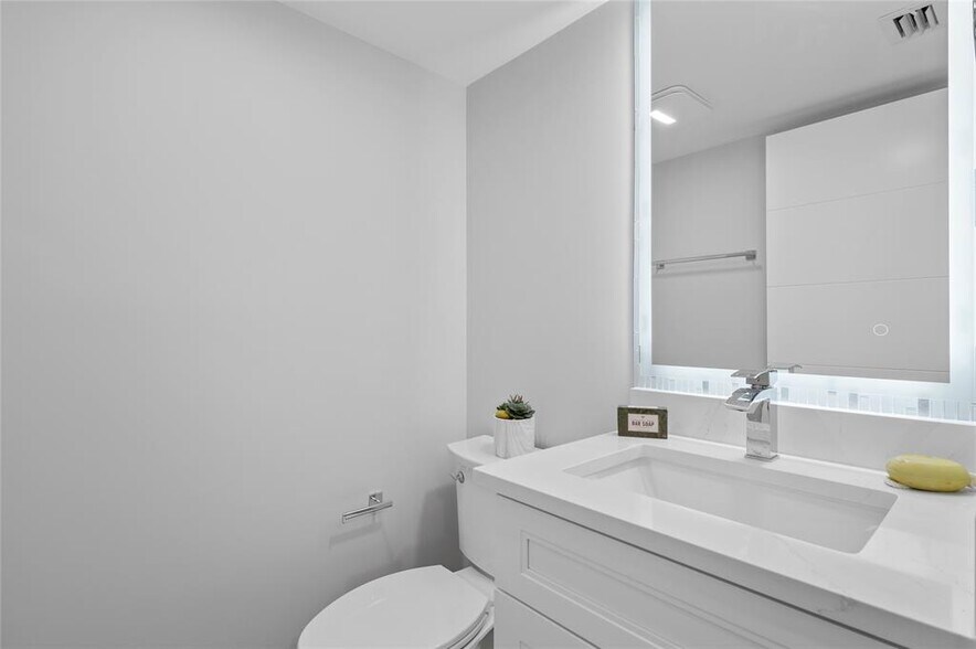 Building Photo - 777 Bayshore Dr