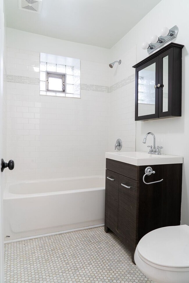 Building Photo - Uptown - English Garden, 1 Bed / 1 Bath - Central Heat & AC