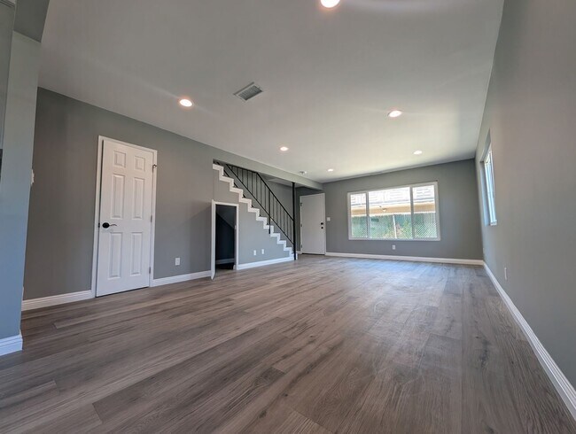 Building Photo - 1129 Cherry Ave