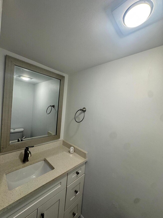 Building Photo - 6521 Bay Club Dr