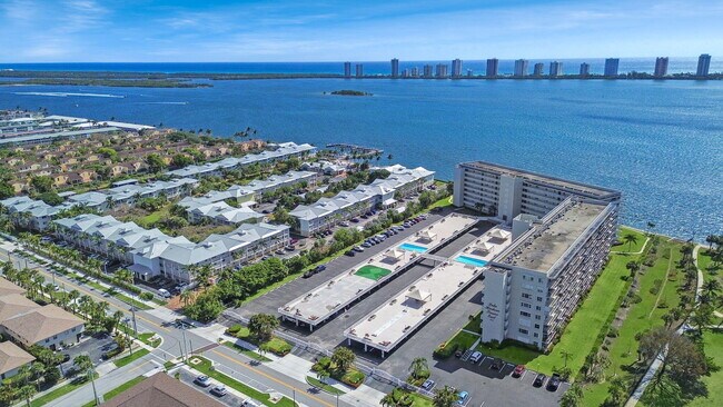 Building Photo - 801 Lake Shore Dr