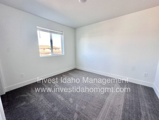 Building Photo - Beautiful less than a year old Luxury home available!