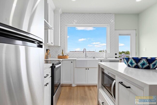 Building Photo - 111 W Sunny Isle Dr