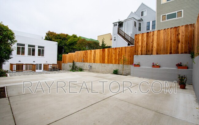 Building Photo - 2825 Golden Gate Ave