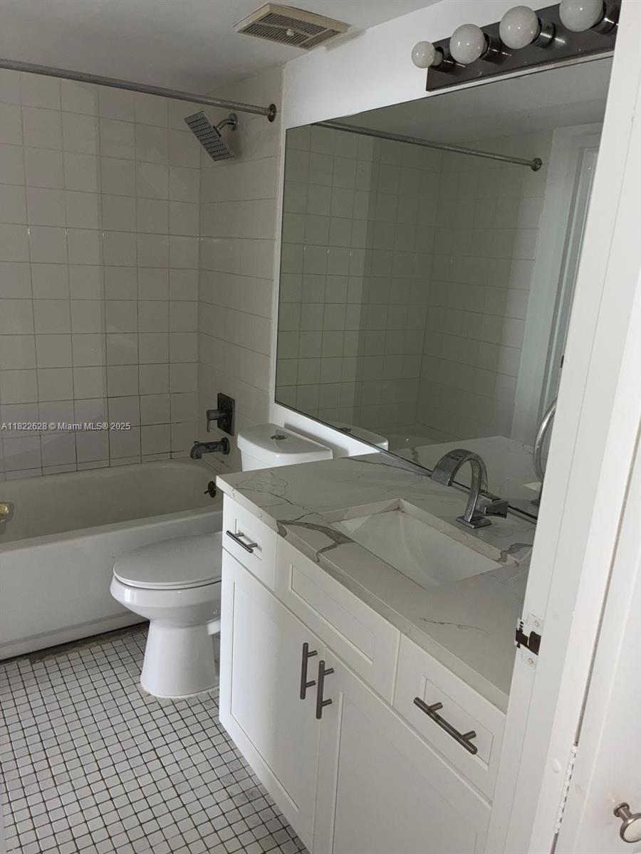 Building Photo - 7601 E Treasure Dr