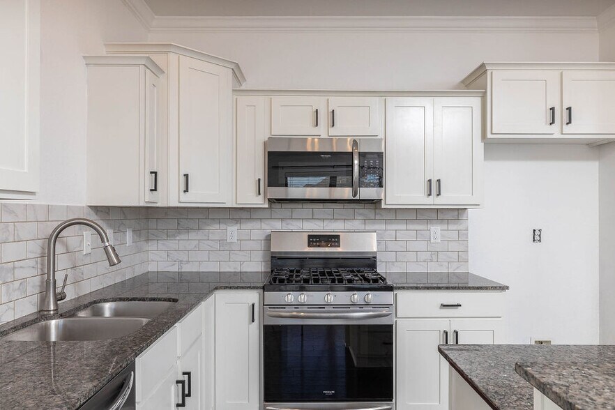 Building Photo - 4405 W Anthem Dr