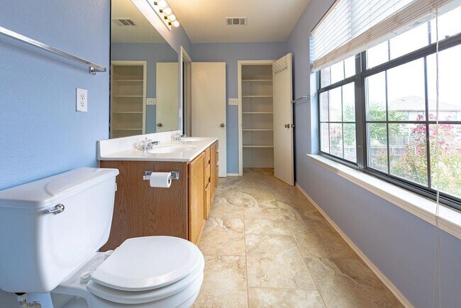 Building Photo - 211 Rim Rock Dr