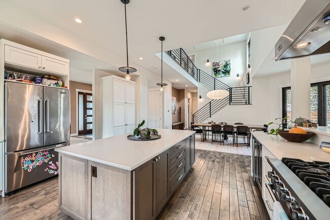 Building Photo - Refined Boulder Living - Furnished 5BDR Gem