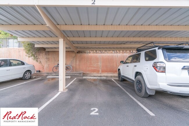 Building Photo - Spacious 3 Bedroom Townhome in Central St....