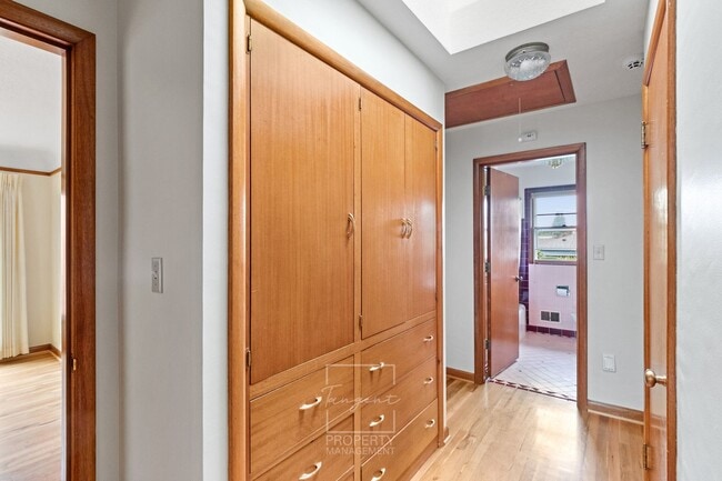 Building Photo - Sunny 4 BR home with lots of space!