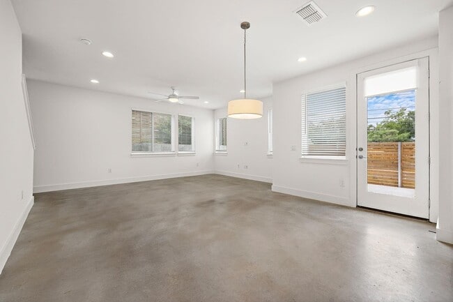 Building Photo - 1206 Sarabeth Way