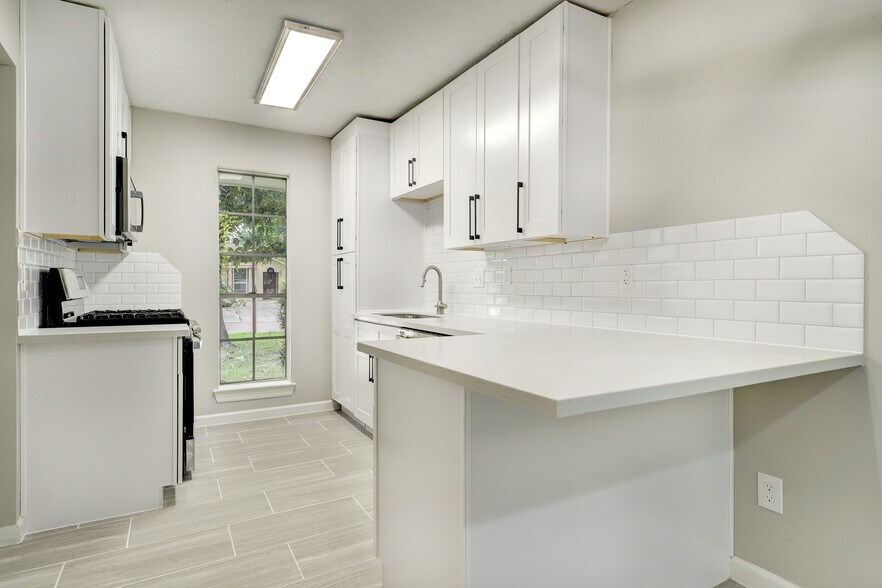 Building Photo - 4411 Oak Shadows Dr