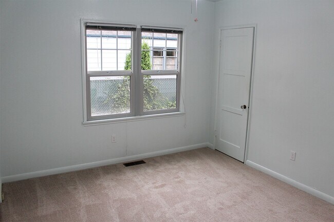 Building Photo - RENOVATED BALLARD 3 BED, 2 BATH DUPLEX UNIT FOR RENT CLOSE TO ALL