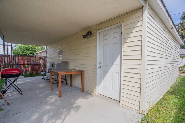 Building Photo - 9111 S Kingston Ave