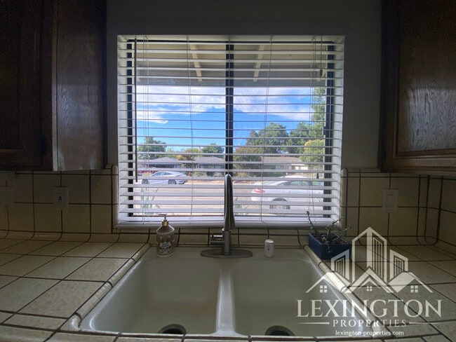 Building Photo - Beautiful, 3BD/2BA +Bonus Rooms, Bungalow ...