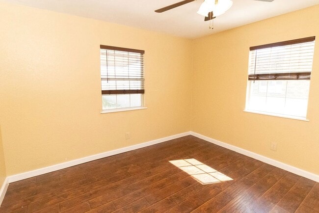 Building Photo - 910 N Carol Ave