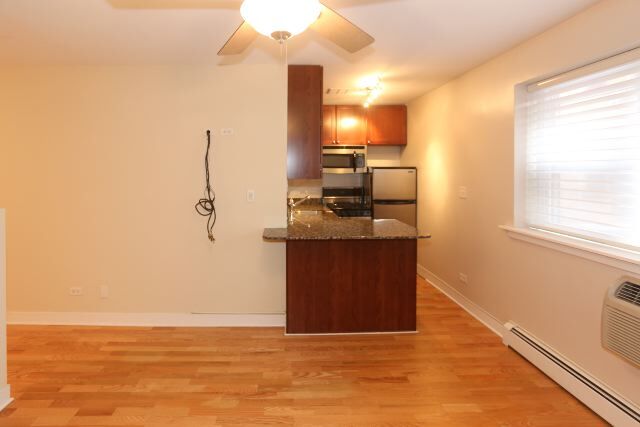 Building Photo - 650 W Wrightwood Ave