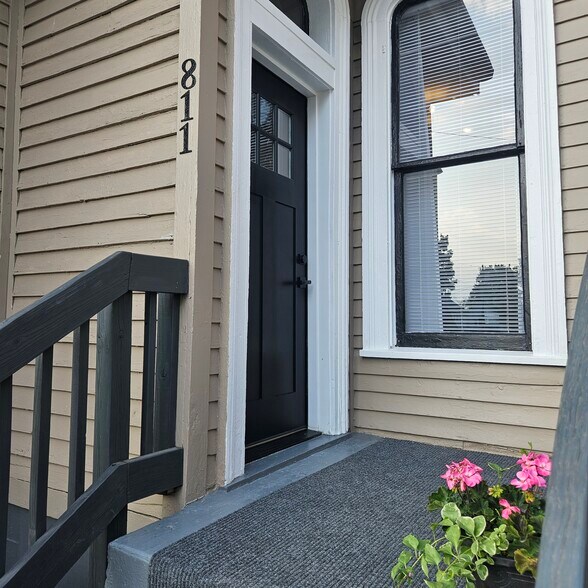 Building Photo - 811 Tyler St