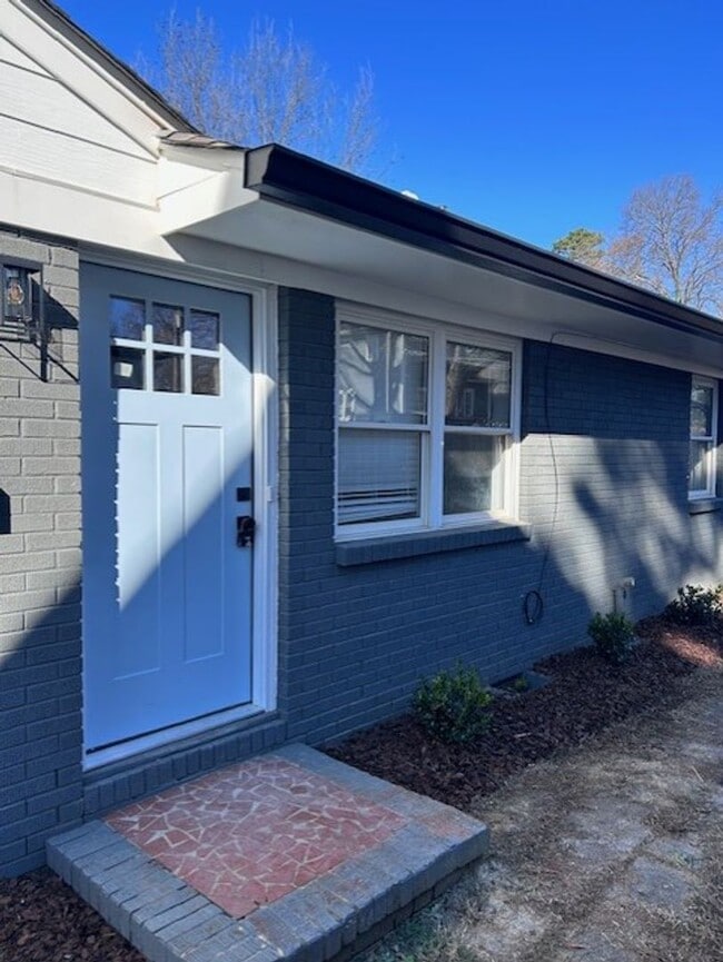 Building Photo - Available Now - Great location for this 2 bedroom