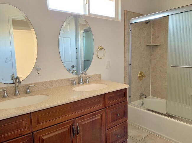 Building Photo - Charming 3 Bedroom Home in Hollister