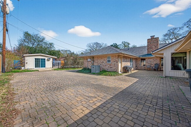 Building Photo - 1910 Claiborne Dr