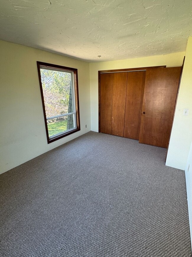 Building Photo - 3 Bedroom Home on Two Acres