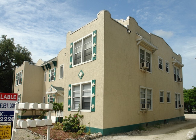 Exterior - 1732 Fowler St