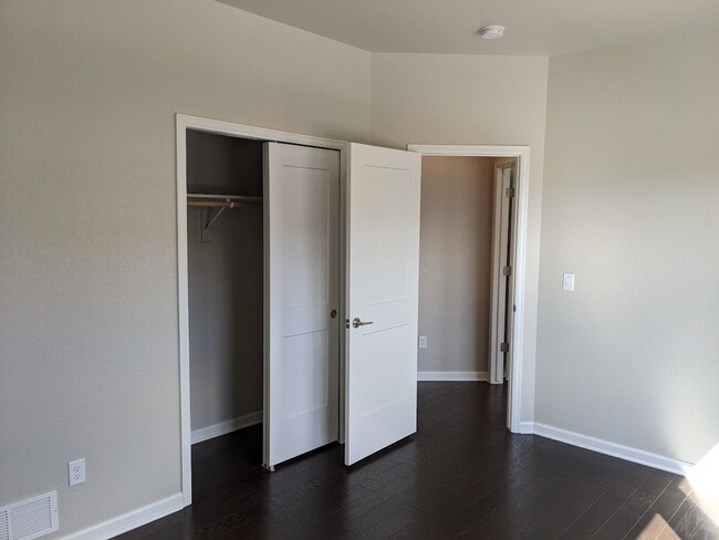 Building Photo - Beautiful End Unit Townhome in Flying Horse