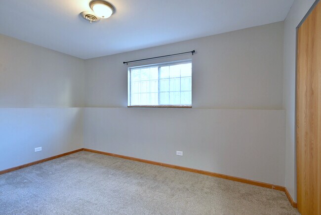 Building Photo - 19 E Pineview Dr