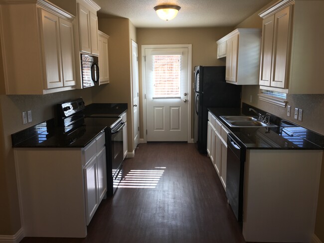 Large kitchen - 901 Twine Street