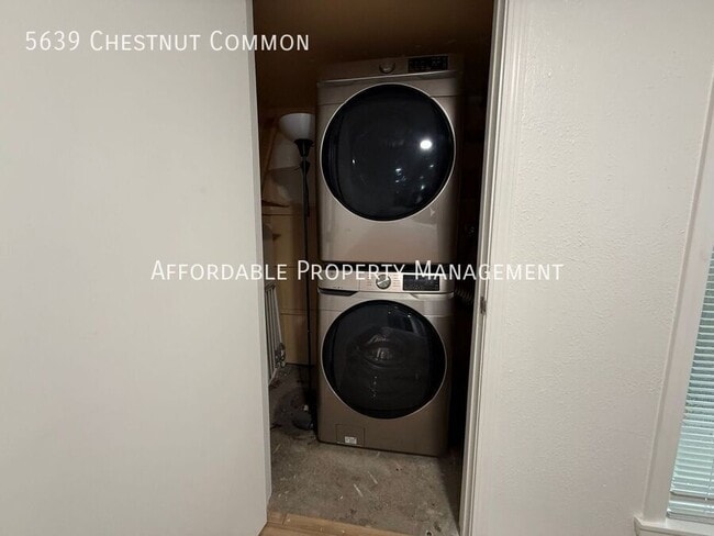 Building Photo - 5639 Chestnut Common