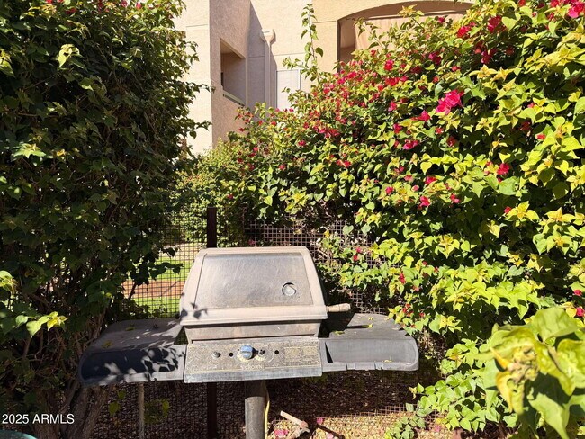 Building Photo - 1295 N Ash St