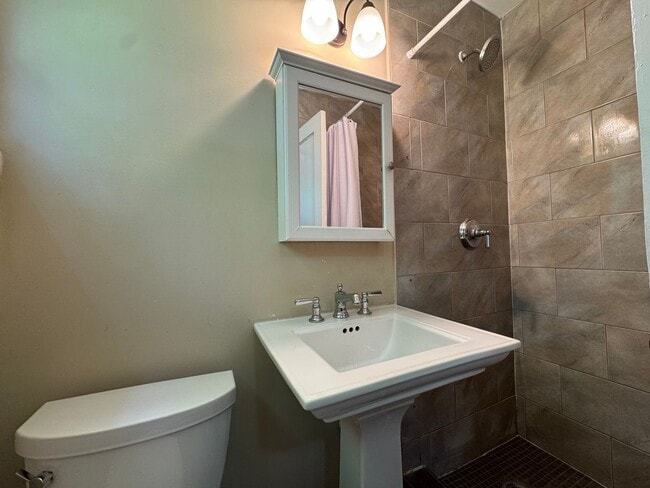 Building Photo - ALEXANDRIA - CLOSE TO PENTAGON - 5 MIN WAL...