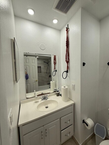 Building Photo - 119 N Alderwood St