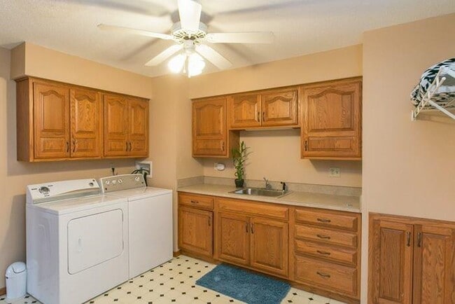 Building Photo - Huge 3-bedroom, 4-bath, 3-car garage townhome in Longfellow neighborhood