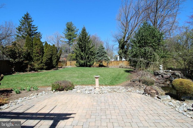 Building Photo - 5905 Lone Oak Dr