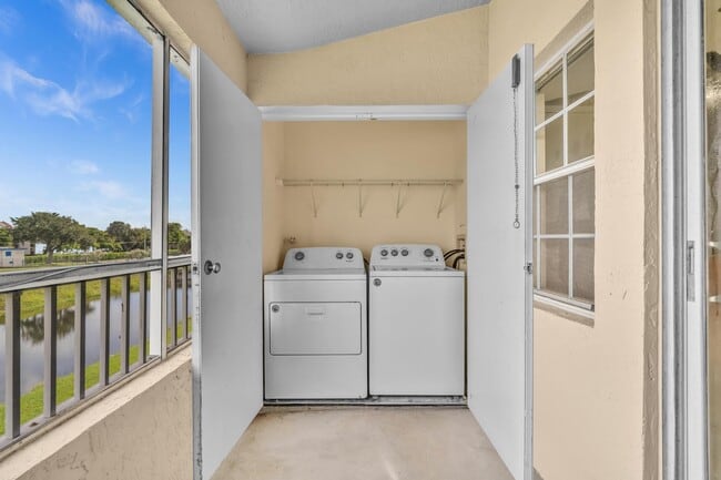 Building Photo - 2841 N Oakland Forest Dr