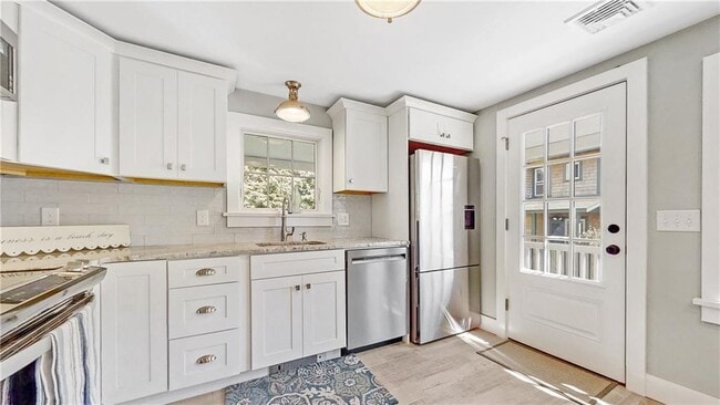 Building Photo - 10 Rear Robinson St