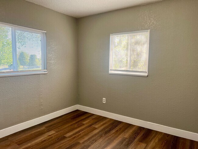 Building Photo - Backside Duplex in Park Hill Available!