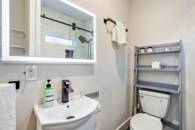 Building Photo - 5 Estelle St