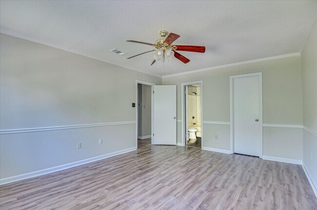 Building Photo - 3 bedroom, 2.5 bathroom home on a large co...
