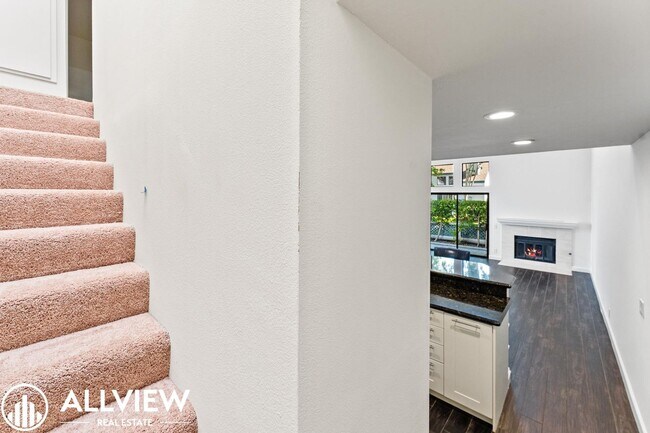 Building Photo - Beautifully Upgraded 2 Bed, 2 Bath + Den W...