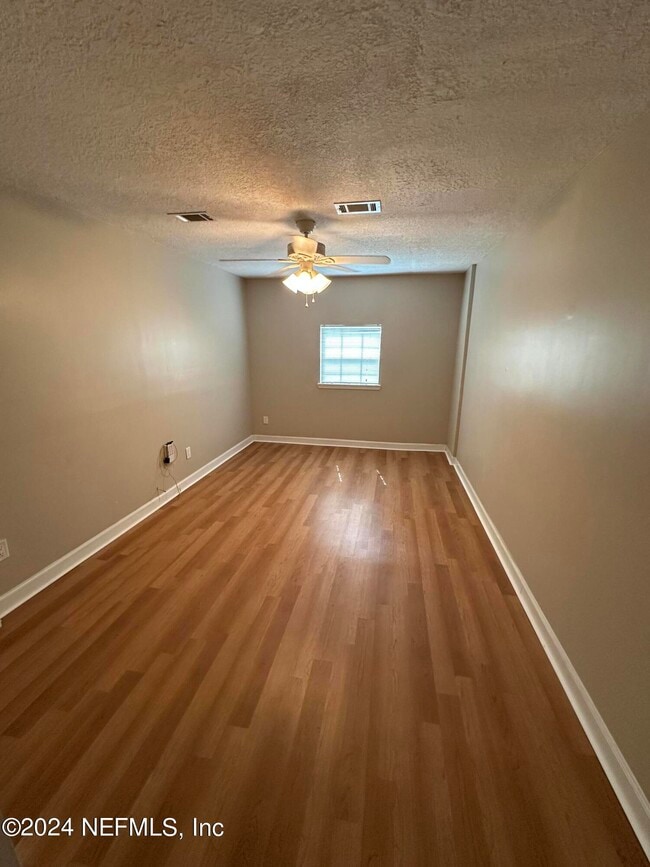 Building Photo - 10929 Weymouth Cir N