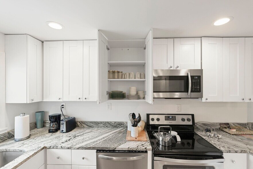 Building Photo - 1003 W 38th St