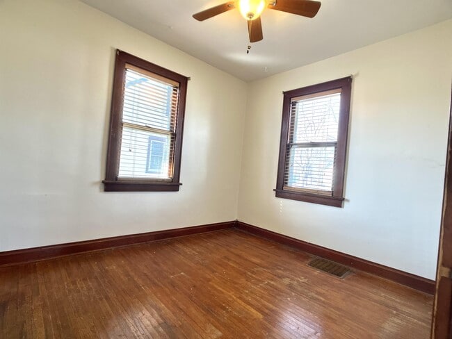 Building Photo - 1523 W Clark St