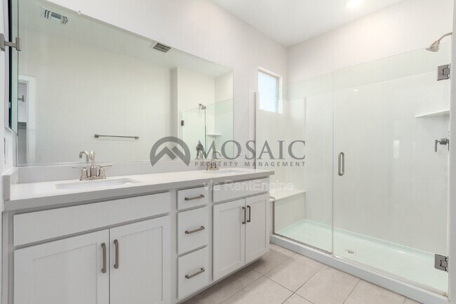 Building Photo - 680 E Ginko Ave