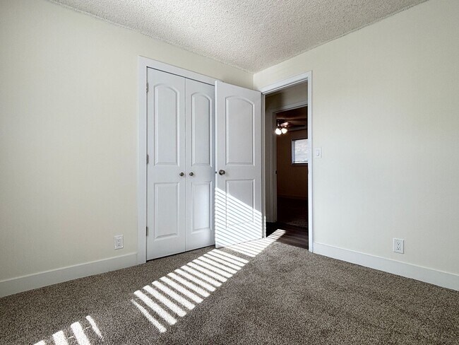 Building Photo - Beautiful Sandy Remodel Near Union Park!